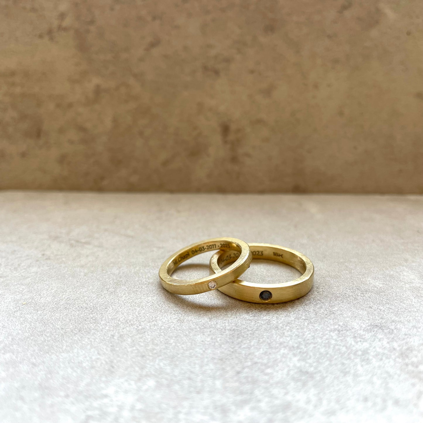 Argollas Corte Plano en Oro amarillo 18k con engaste de piedras