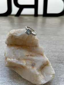 Anillo Platino + Aguamarina cuadrada y diamantes laterales