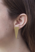 Cargar imagen en el visor de la galería, MINIMAL GOLD - Aros Triángulo Mediano.
