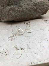 Cargar imagen en el visor de la galería, Aros Gota Plata - MINIMAL GOLD