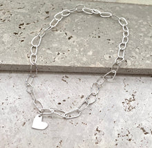 Cargar imagen en el visor de la galería, MINIMAL GOLD - Collar Forjado Corazón