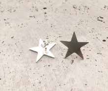 Cargar imagen en el visor de la galería, MINIMAL GOLD - Aros Estrella Plata