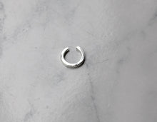Cargar imagen en el visor de la galería, Solum - Argolla Pequeña Earcuff Plata