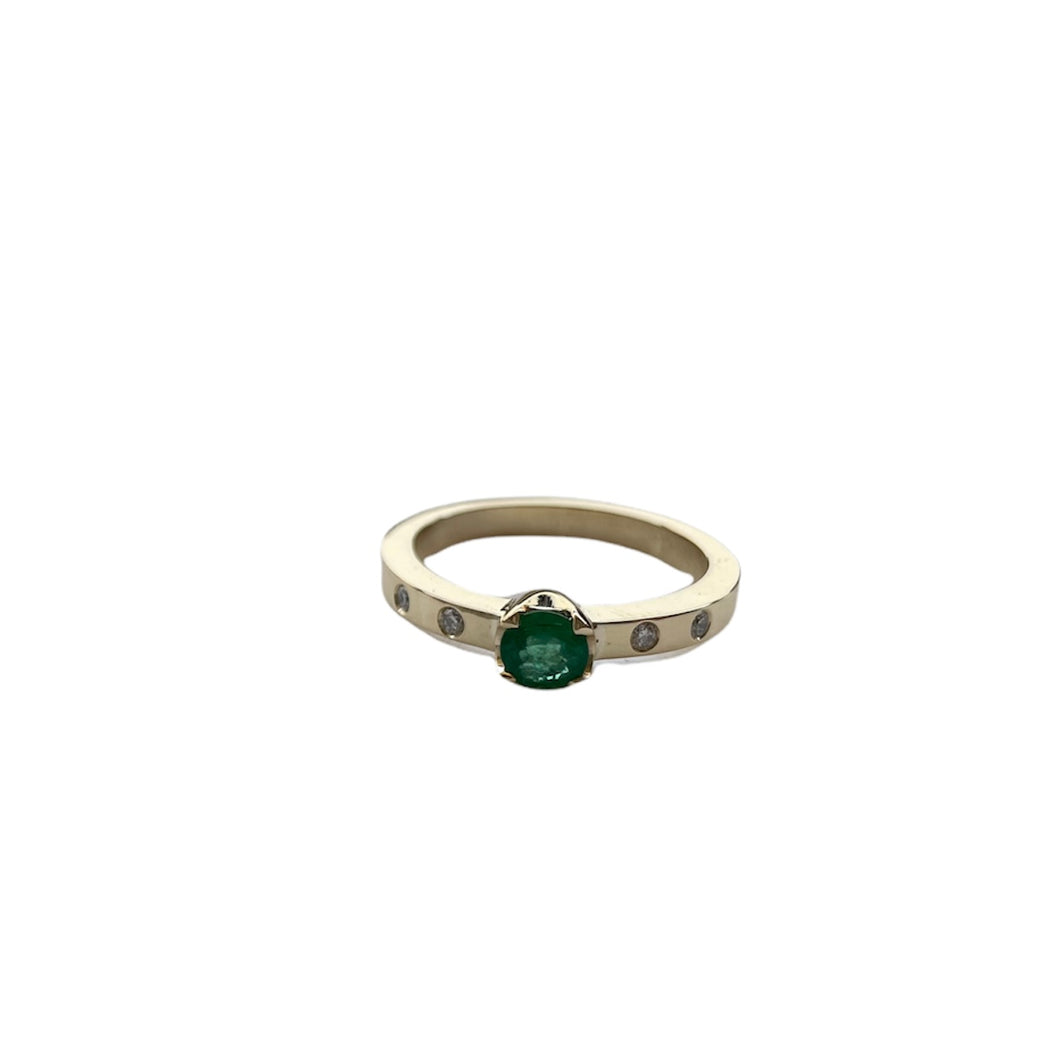 Anillo Oro Amarillo + Esmeralda redonda central + diamantes laterales