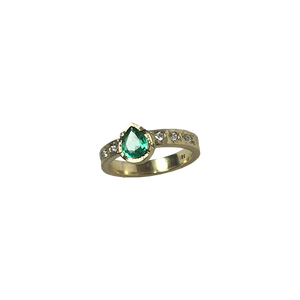 Anillo Oro Amarillo + Esmeralda central + diamantes laterales